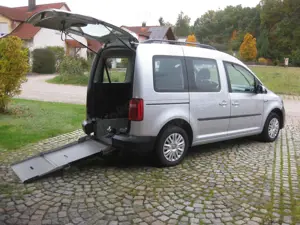 Volkswagen Caddy mit Rollstuhlrampe Behindertengerecht