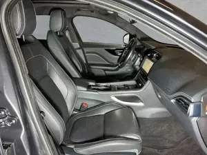 Jaguar F-Pace 30d R-Sport AWD Winterpaket LED Pano AHK Bild 3