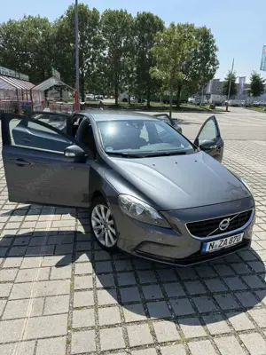Volvo V40 T3 Momentum Bild 2