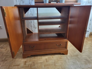 Vitrine Kirschbaum mit Kommode Bild 5