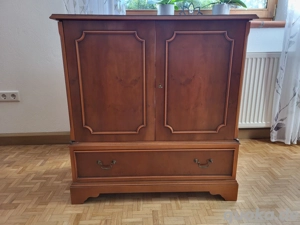Vitrine Kirschbaum mit Kommode Bild 4