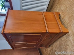 Vitrine Kirschbaum mit Kommode Bild 7