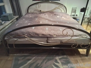 Sehr gut erhaltenes Metallbett, Doppelbett mit Metallrahmen und 2 Lattenroste 