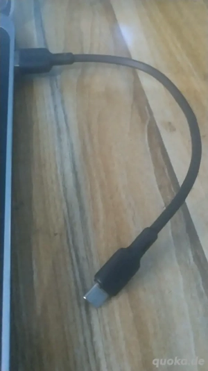 gebrauchte Handy-Ladegeräte und andere Kabel