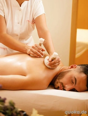 Eine wohltuende und entspannende Massage ermöglicht es Ihnen. Es ermöglicht eine gute Entwicklung 