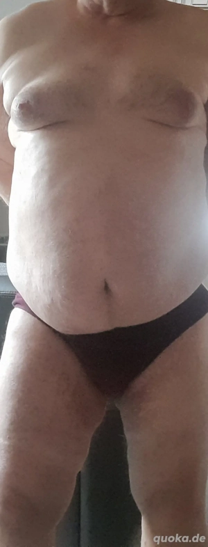 ich suche ein Paar das mir ein Hundehalsband mit Leine dran anlegt und dem ich sexuell dienen muss 