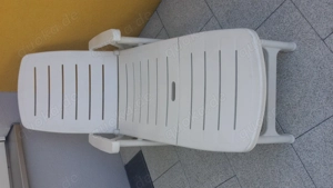 Sonnenliegen mit Tisch