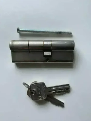 Mehrere teilweise gleichschließende Schließzylinder