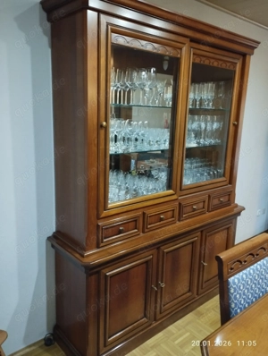 Vitrine, Kirchbaum teilmassiv, mit Schiebetüren und Beleuchtung