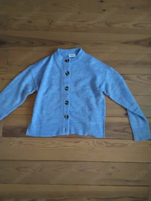 Blaue Strickjacke 