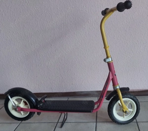 Hübscher Kinderroller mit Vollgummireifen