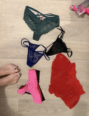 Getragene Unterwäsche und Socken zu verkaufen