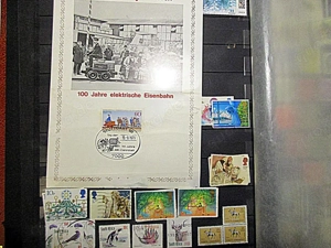 1 rotes Briefmarkenalbum   -   voll   mit Marken