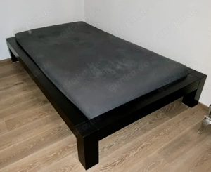 Zu verschenken: Vollholzbett Eiche schwarz 120 x 220