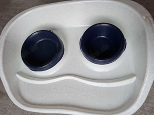 Katzenkorb, Katzentoilette und Futterschüsseln