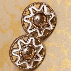 Chanel Knöpfe Upcycling Bild 4