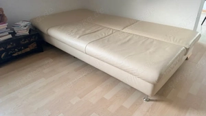 Beige Ledercouch verstellbar, auch als Gästebett