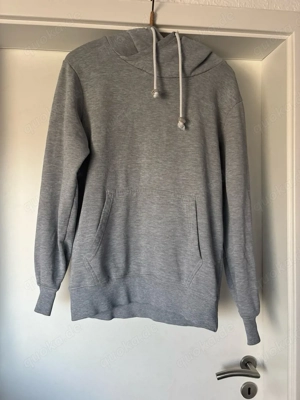 Grauer Pullover