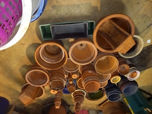 Tontöpfe in verschiedenen Größen 