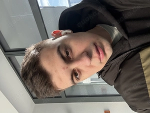 Junger Mann sucht seine Liebe für jeden Tag