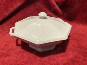 Biete eine wunderschöne achteckige Terrine Schüssel mit Deckel an. Rosenthal Maria Weiß