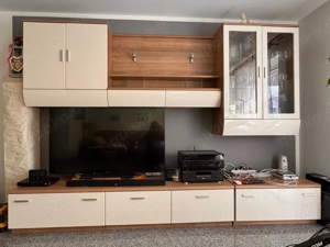 Wohnwand in Hochglanz-Creme & Holzoptik   teilbar