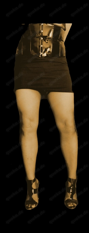 Devoter und masochistischer Crossdresser sucht Herrn ab 60 Jahren