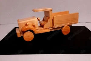 LKW-Modell aus Holz Handarbeit 