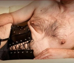 Netter Kerl möchte dem Paar dienen. Raum EU - DN