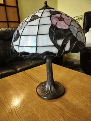 Tiffany-Stil Tischlampe mit Blumenmuster und Metallfuß Bild 2