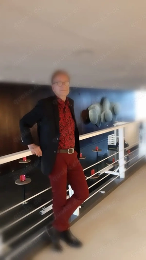 Reife Dame gesucht, neu-gierig, devot, schnell erregbar 