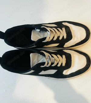 Stylische schwarz-weiße Sneaker | gepflegt