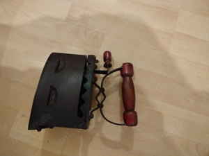 Antikes Kohlebügeleisen aus Gusseisen