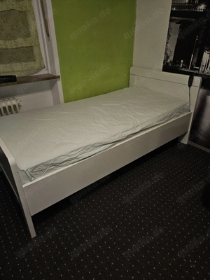 Elektronisches Lattenrost mit Fernbedienung und dazugehörigen Bett