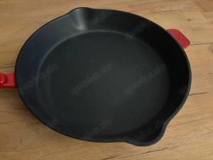 Schöne Pfanne Gusseisen 30 cm mit Ausgießer