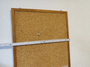 Pinnwand aus Kork mit schönem Holzrahmen