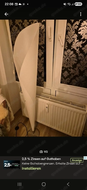 Weiße Stehlampe mit grüner Glühbirne