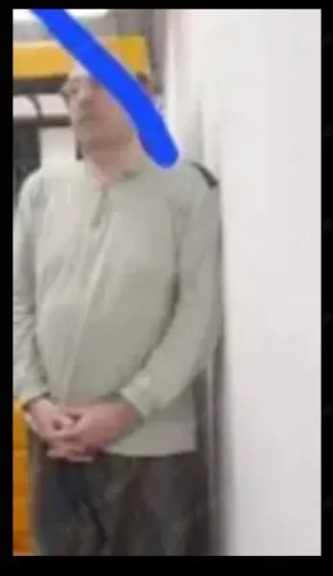 Schoko Sprühsahne vom Körper eines unbehaarten Mannes lecken