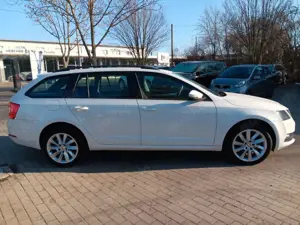 Skoda Octavia Combi Tour Apple CarPlay Klima Sitzheiz. Bild 3
