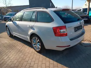 Skoda Octavia Combi Tour Apple CarPlay Klima Sitzheiz. Bild 5