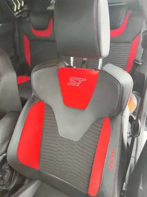 Ford Focus 2.0 EcoBoost ST mit Leder-Sport-Paket Bild 5