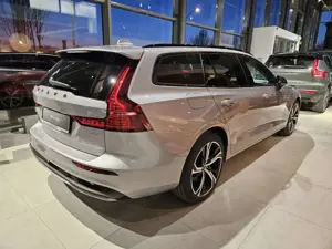 Volvo V60 B4 Plus Dark Bild 2