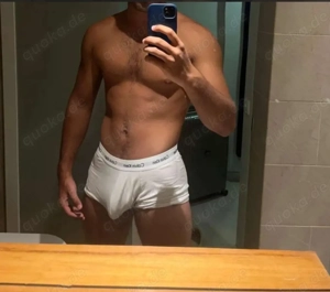 Sympathische Mann bietet sich Frauen an 