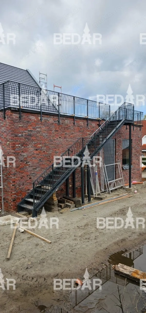 Stahltreppen, Außentreppe aus Stahl mit Geländer, Metalltreppen