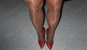 Du liebst das Gefühl von Nylon oder FSH an deinen Beinen und Füssen und ...