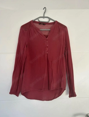 Dunkelrote Bluse mit Knopfleiste