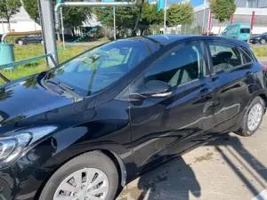 Hyundai i30 i30 blue 1.6 CRDi Classic Navigation Bild 2