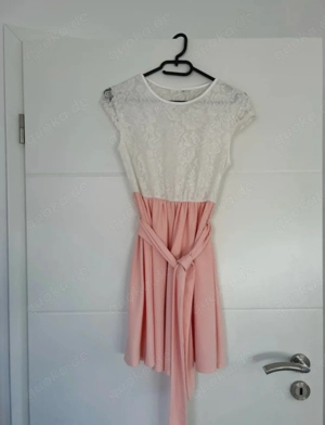 sommerkleid mit Spitze und Stoffgürtel