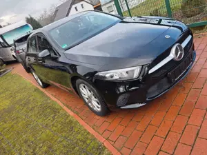 Mercedes-Benz A 250 e, 8 Gang Automatic, PDC v u h, LED, Spur Bild 3
