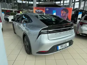 Toyota Prius 2.0 PlugIn Hybrid ACC FLA SpurH SpurW LM Bild 2